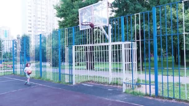 お父さんと息子のバスケットをボールを。健康的なライフ スタイル. — ストック動画