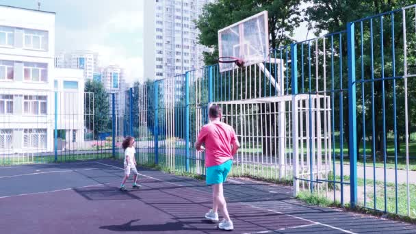 Pappa och son spela basket. Hälsosam livsstil. — Stockvideo