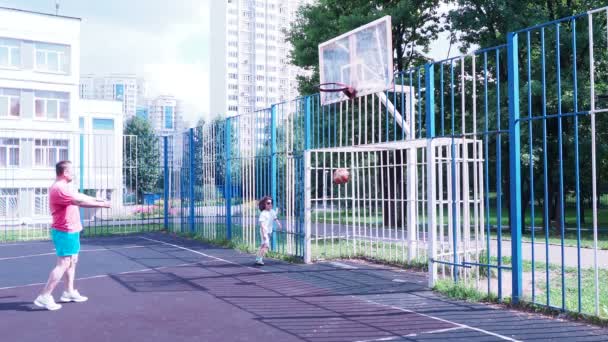 Pappa och son spela basket. Hälsosam livsstil. — Stockvideo