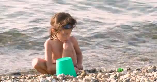 Χαριτωμένο Kinky αγόρι που παίζει στην παραλία. — Αρχείο Βίντεο