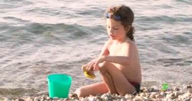 Acayip yakışıklı deniz sahilde oynarken.