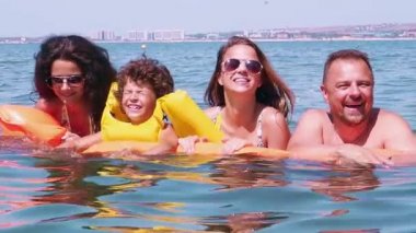 Denizde mutlu aile tatil. Ağır çekim.
