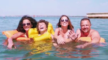 Denizde mutlu aile tatil. Ağır çekim.