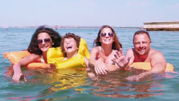 Gelukkige Familie Vakantie Zee Slow Motion — Stockvideo