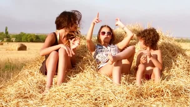 两个可爱的姐妹和一个小哥哥在干草堆上玩 慢动作 — 图库视频影像