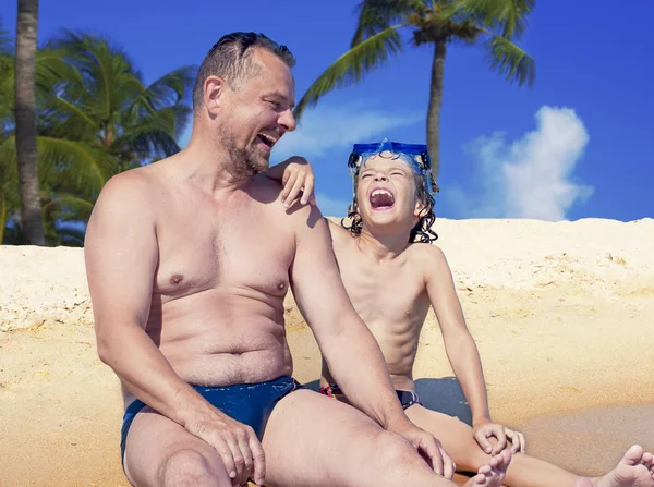 Vader Zoon Plezier Tropische Witte Zandstrand Vader Met Een Jongen — Stockfoto