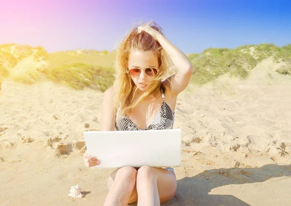 Молодая Женщина Купальнике Ноутбуком Песке Пляже Экзотического Курорта — стоковое фото