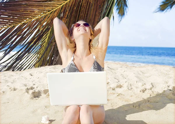 Happy Girl Beach Laptop — Stock Photo, Image