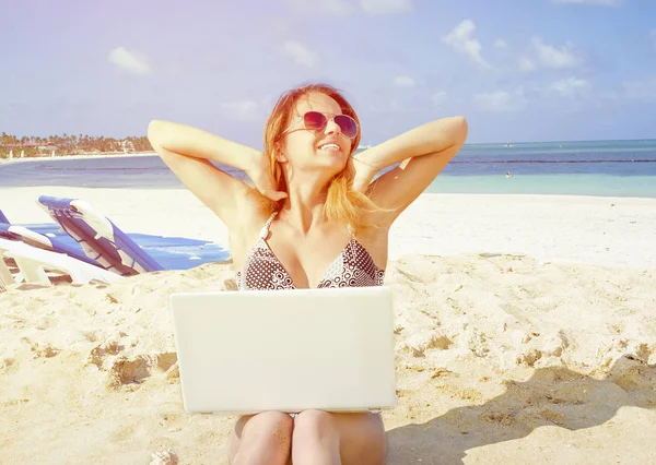 Girl Laptop Tropical Beach Remote Working Concept — Stock Photo, Image