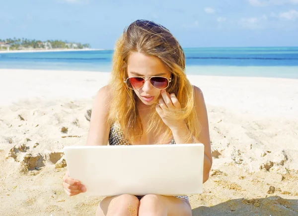 Woman Sitting Sand Beach Working Her Computer Shocked Expression — Stock Photo, Image