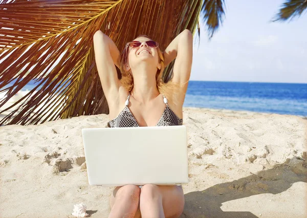 Girl Laptop Tropical Beach Remote Working Concept — Stock Photo, Image