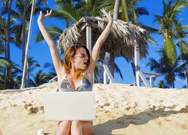 Девушка Ноутбуком Тропическом Пляже Концепция Удаленной Работы — стоковое фото