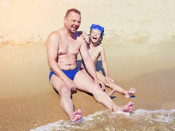 Vader en zoon plezier op tropische wit zand strand — Stockfoto