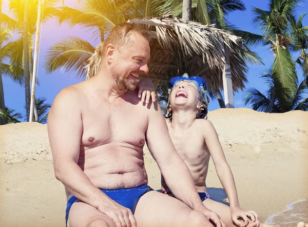Vader en zoon plezier op tropische zandstrand — Stockfoto