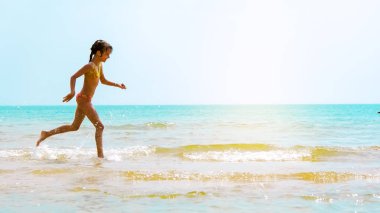 Yaz eğlenceli plaj kadın su sıçramasına. Panorama manzara seyahat etmek tatil tropikal Okyanusu. Özgürlük ve sevinç içinde kaçan Bikini kız güneşin tadını ellerini ile.
