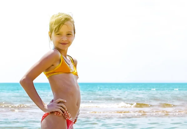 Yaz eğlenceli plaj kadın su sıçramasına. Panorama manzara seyahat etmek tatil tropikal Okyanusu. Özgürlük ve sevinç içinde kaçan Bikini kız güneşin tadını ellerini ile.