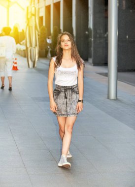 Şehirde güzel kadın rahatlatıcı. Kentin çekici genç kız.