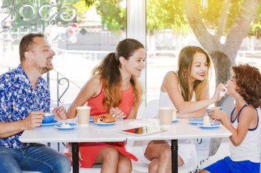 vaktinizi kafede birlikte dört kişilik aile