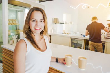 Genç kadın güzellik portresi kafede ahşap masa kahve keyfini çıkarın. Büyüleyici moda model poz