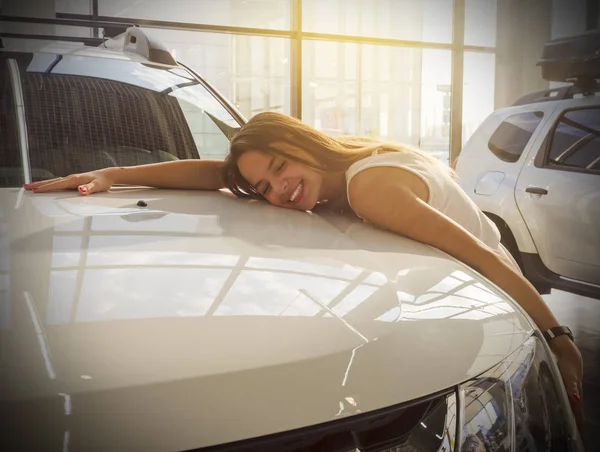 Sueña Con Coche Preciosa Mujer Sonriente Abrazando Mentiras Capucha Nuevo — Foto de Stock