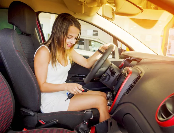 Attraktiva Flicka Försöker Infoga Nyckel Bilens Tändningslåset Bilbranschen Bil Försäljning — Stockfoto