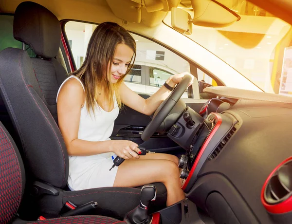 Vonzó Lány Próbál Beszúrni Egy Kulcs Autó Gyújtáskapcsoló Auto Autó — Stock Fotó