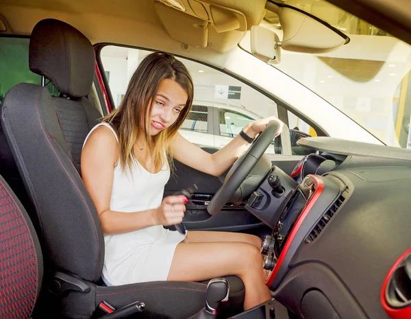 Berusad Flicka Försöker Sätta Nyckeln Tändningen Bilen — Stockfoto