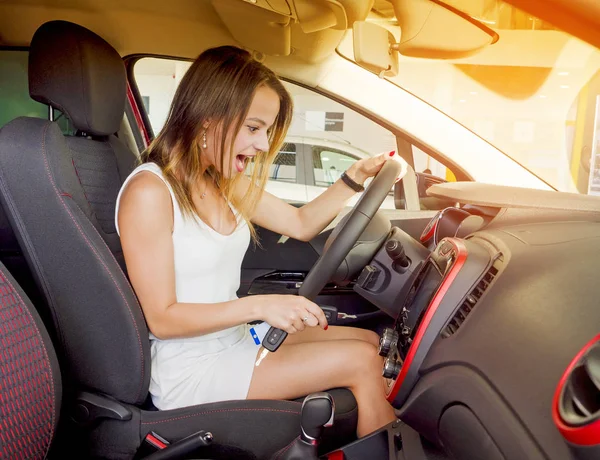 Negocio Automóviles Venta Coches Consumismo Concepto Gente Mujer Feliz Tomando — Foto de Stock