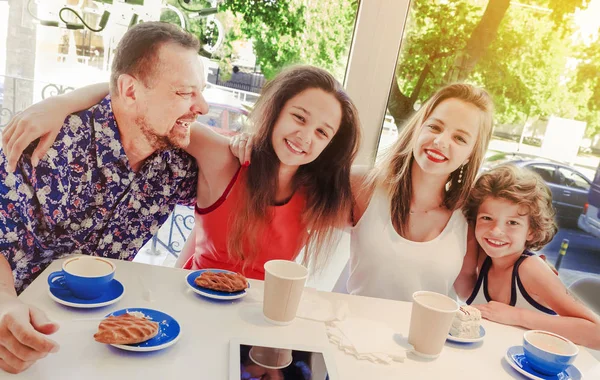 Familie Genießt Snack Cafe Together Positiv Freundliche Familie Beim Frühstück — Stockfoto