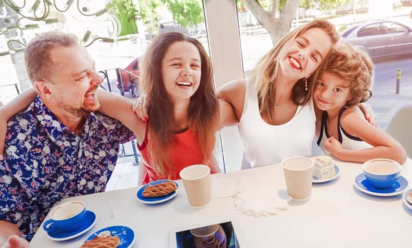 Familie Genießt Snack Cafe Together Positiv Freundliche Familie Beim Frühstück — Stockfoto