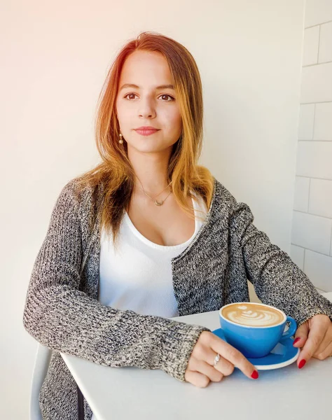 Mujer Café Bebiendo Café Chica Moda Con Pelo Largo Tonificado — Foto de Stock