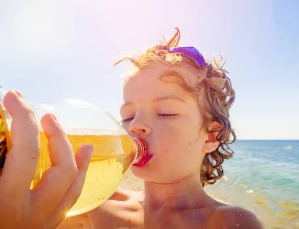 Close Zijaanzicht Van Schattig Kind Drinken Koud Drankje Het Strand — Stockfoto