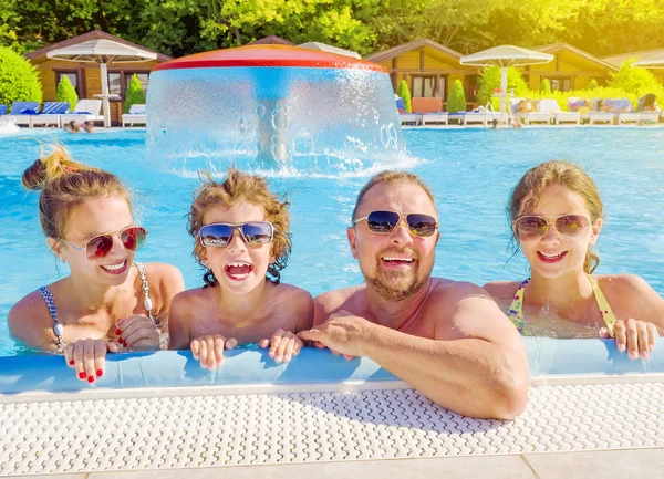 Šťastná Rodina Bazénu Bavíte Vodě Táta Třemi Dětmi Těší Aqua — Stock fotografie