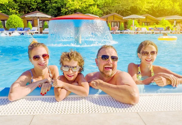 Šťastná Rodina Bazénu Bavíte Vodě Táta Třemi Dětmi Těší Aqua — Stock fotografie