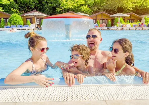 Mutlu bir aile havuzu, su, Baba üç çocuk zevk aqua park, beach resort, yaz tatili, tatil kavramı ile eğleniyor