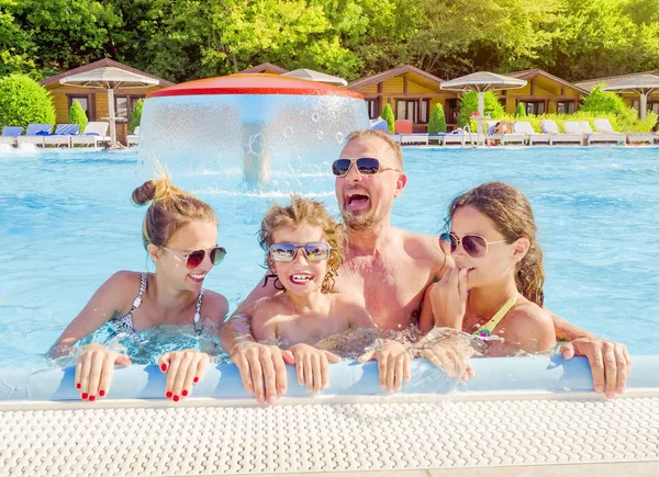 Šťastná Rodina Bazénu Bavíte Vodě Táta Třemi Dětmi Těší Aqua — Stock fotografie