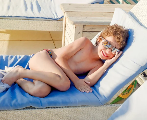 Carino Sorridente Bambino Sdraiato Lettino Sulla Spiaggia — Foto Stock