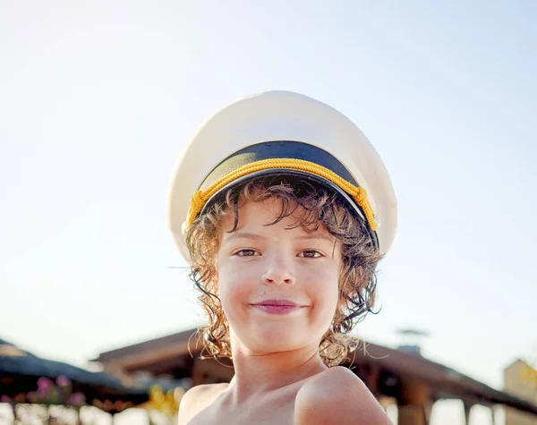 Bambino Divertente Con Una Cuffia Mare Che Guarda Fotocamera Sullo — Foto Stock