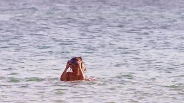 Padre Juega Con Hijo Mar Tíralo Sobre Agua Movimiento Lento — Vídeos de Stock