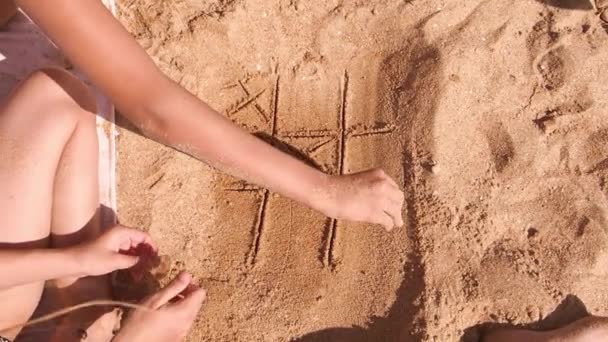 Dos Hermanas Hermano Pequeño Juegan Tic Tac Toe Arena Playa — Vídeo de stock