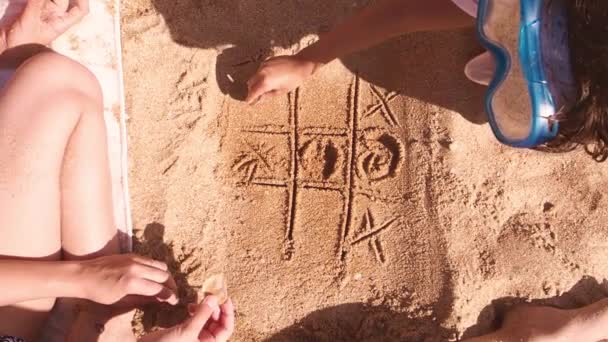 Dos Hermanas Hermano Pequeño Juegan Tic Tac Toe Arena Playa — Vídeo de stock