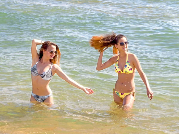 Young Sisters Portrait Having Fun Together Sea Summer Time Lifestyle — Stock Photo, Image