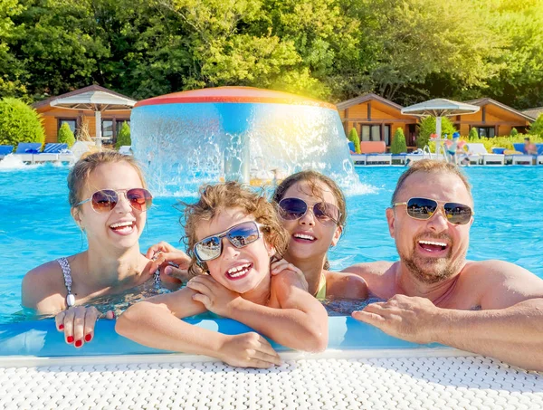 Šťastná Rodina Hraje Bazénu Koncept Letních Prázdnin — Stock fotografie