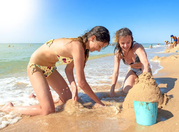 Two Teen Sisters Making Sand Castle Tropical Beach — Stock Photo, Image