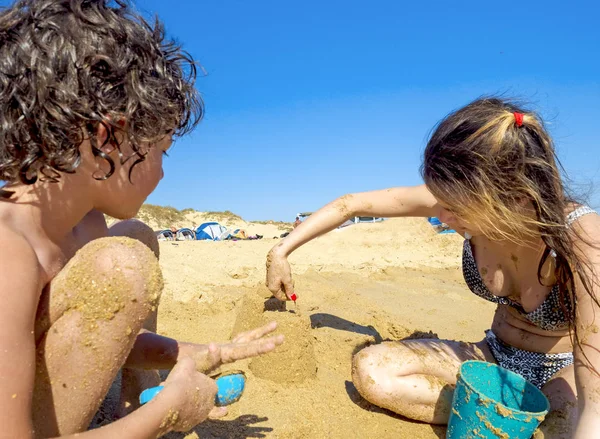Moeder Kind Maken Kastelen Van Zand Tropisch Strand Plezier — Stockfoto