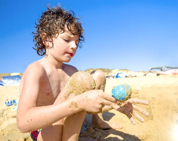 Carino Bambino Ragazzo Giocare Con Spiaggia Giocattoli Tropicale Spiaggia — Foto Stock