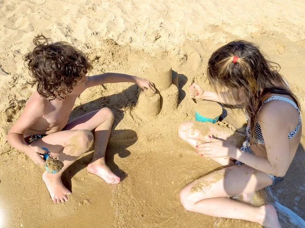 Madre Bambino Fanno Castelli Sabbia Sulla Spiaggia Tropicale Divertono — Foto Stock