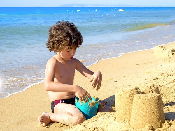 Carino Bambino Ragazzo Giocare Con Spiaggia Giocattoli Tropicale Spiaggia — Foto Stock