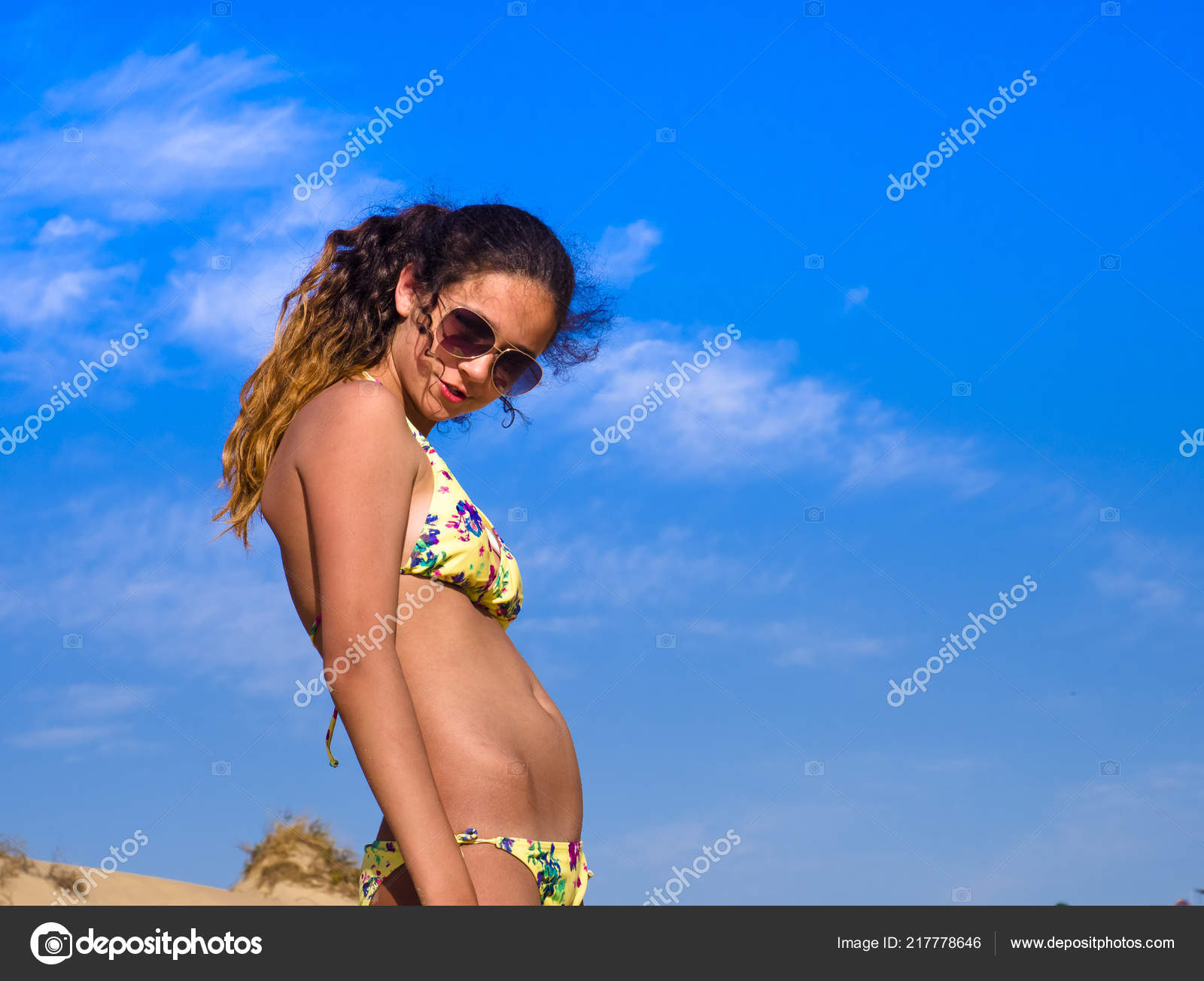 Une Belle Jeune Fille Maillot Bain Pendant Qu elle Etait Sur Photo de stock par kravik93 217778646