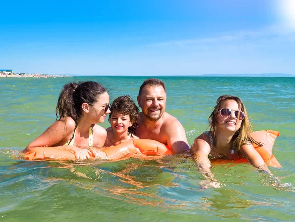 Gelukkige Familie Met Kinderen Zwemmen Plezier Hebben Zee Een Opblaasbare — Stockfoto